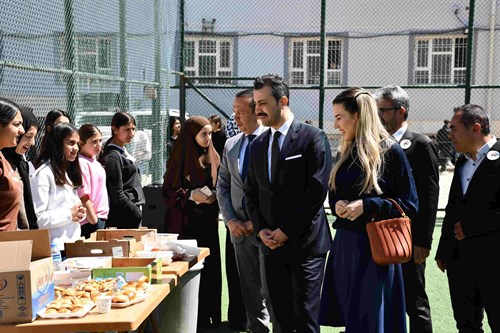 Kaymakamımız Ömer Tuğrul KUNDAKÇI ve eşi Miyase Büşra KUNDAKÇI Hanımefendi, Anadolu Lisesi'nde Gazze Yararına düzenlenen Kermes programına katıldı.