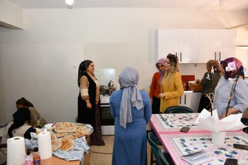 Kaymakamımız Ömer Tuğrul Kundakçı 'nın eşi Miyase Büşra Kundakçı Hanımefendi, Aile Destek Merkezi'nde açılan Aşçılık Kursu’nu ziyaret etti. 