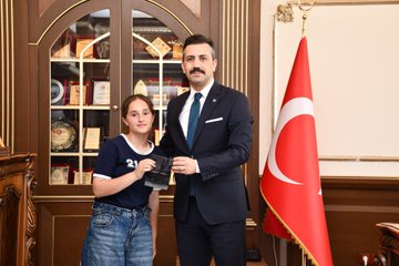 Kaymakamımız Ömer Tuğrul KUNDAKÇI, İ.Ö. ve O.Ö. Kurumları Bursluluk Sınavı’nda Türkiye Birincisi olan öğrencimiz Ecrin ERTAŞ’ı makamında kabul etti.