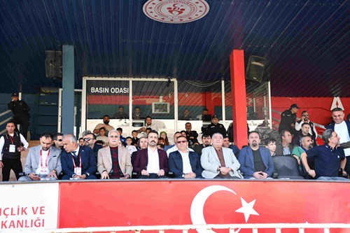 Kaymakamımız Ömer Tuğrul KUNDAKÇI , Eti Gübre Mazıdağı Fosfat Spor ile Nevşehir Belediye Spor mücadelesini Kulüp başkanları ile birlikte izledi.