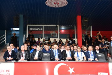 Kaymakamımız Ömer Tuğrul Kundakçı ,Mazıdağı Fosfat Spor Kulübü ile Silivri Spor Kulübünün oynadığı karşılaşmayı, kulüp başkanları ile birlikte izledi.