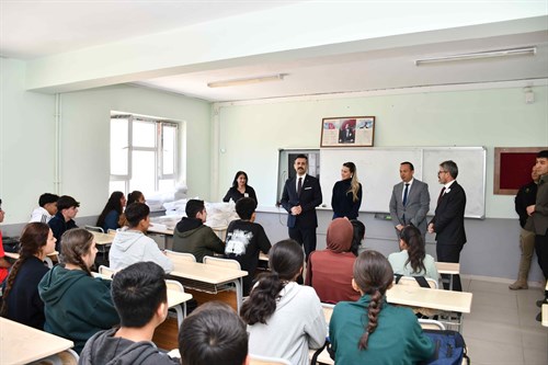Kaymakamımız Ömer Tuğrul KUNDAKÇI ve eşi M. Büşra KUNDAKÇI Hanımefendi, Anadolu Lisesinde Üniversite sınavına hazırlık test kitabı dağıtımına katıldı.